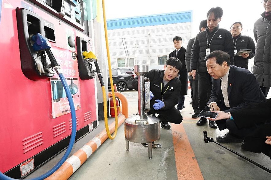 구윤철 부총리 겸 재정경제부 장관이 3월 6일 대전광역시 소재 SK KH에너지 하이웨이 주유소를 방문해 한국석유관리원 관계자와 정량검사와 함께 현장 점검을 하고, 주유소 관계자와 유류 거래량 등 현장 상황 대화를 나누고 있다.