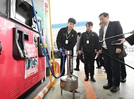 구윤철 부총리 겸 재정경제부 장관이 3월 6일 대전광역시 소재 SK KH에너지 하이웨이 주유소를 방문해 한국석유관리원 관계자와 정량검사와 함께 현장 점검을 하고, 주유소 관계자와 유류 거래량 등 현장 상황 대화를 나누고 있다.