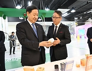 구윤철 부총리 겸 재정경제부 장관이 3월 6일 청년 재도전 창업 관련 현장방문으로 대전스타트업파크를 방문해 관계 기관, 전문가 및 창업자들과 간담회를 주재하고, 재도전 창업지원 추진현황 및 성공사례 등을 설명을 듣고 있다.