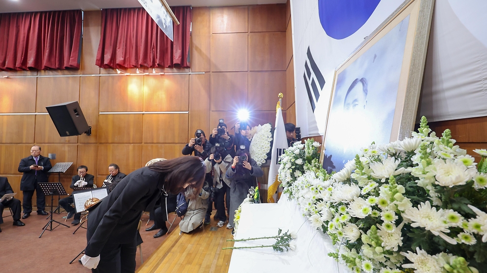 강윤진 국가보훈부 차관이 3월 10일 오전 서울시 강남구 신사동 도산안창호기념관에서 열린 도산 안창호 선생 서거 88주기 추모식에 참석해 권오을 국가보훈부 장관 추모사를 대독하고 있다.