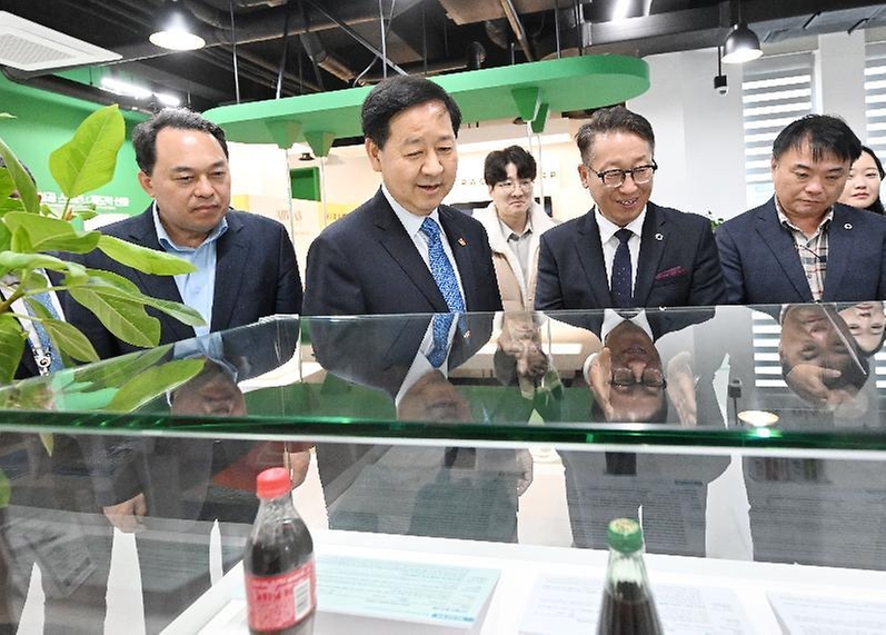 구윤철 부총리 겸 재정경제부 장관이 3월 6일 청년 재도전 창업 관련 현장방문으로 대전스타트업파크를 방문해 관계 기관, 전문가 및 창업자들과 간담회를 주재하고, 재도전 창업지원 추진현황 및 성공사례 등을 설명을 듣고 있다.