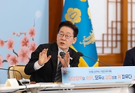 이재명 대통령이 3월 10일 청와대에서 열린 '상생을 실천하는 기업인과의 대화'에서 참석자에게 질문을 하고 있다.