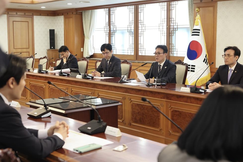 김민석 국무총리가 3월 10일 세종대로 정부서울청사에서 열린 UN AI 허브 유치지원 TF 회의를 주재하고 있다.