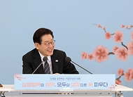 이재명 대통령이 3월 10일 청와대에서 열린 '상생을 실천하는 기업인과의 대화'에서 참석자 발언을 듣고 있다.