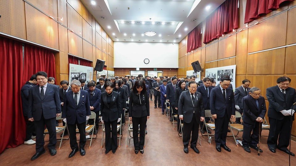강윤진 국가보훈부 차관이 3월 10일 오전 서울시 강남구 신사동 도산안창호기념관에서 열린 도산 안창호 선생 서거 88주기 추모식에 참석해 권오을 국가보훈부 장관 추모사를 대독하고 있다.