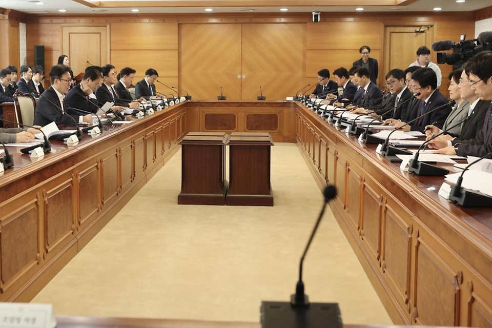 김민석 국무총리가 3월 10일 세종대로 정부서울청사에서 열린 국고보조금 부정수급 근절을 위한 관계장관회의를 주재하고 있다.