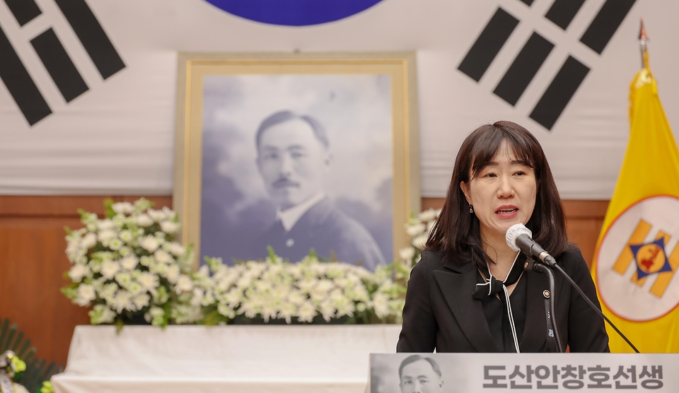 강윤진 국가보훈부 차관이 3월 10일 오전 서울시 강남구 신사동 도산안창호기념관에서 열린 도산 안창호 선생 서거 88주기 추모식에 참석해 권오을 국가보훈부 장관 추모사를 대독하고 있다.