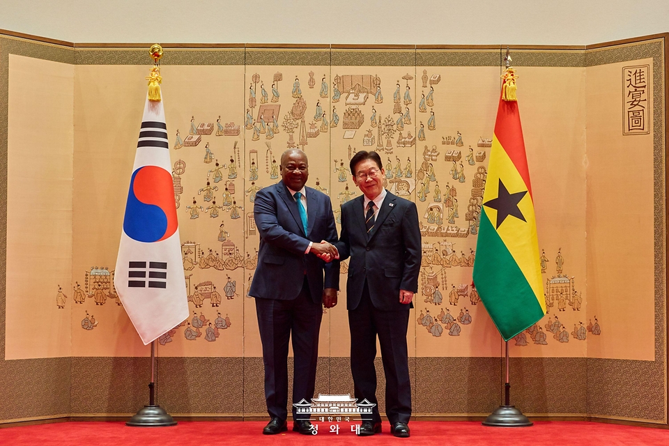 이재명 대통령이 3월 11일 청와대에서 존 드라마니 마하마 가나 대통령과 기념촬영을 하고 있다.