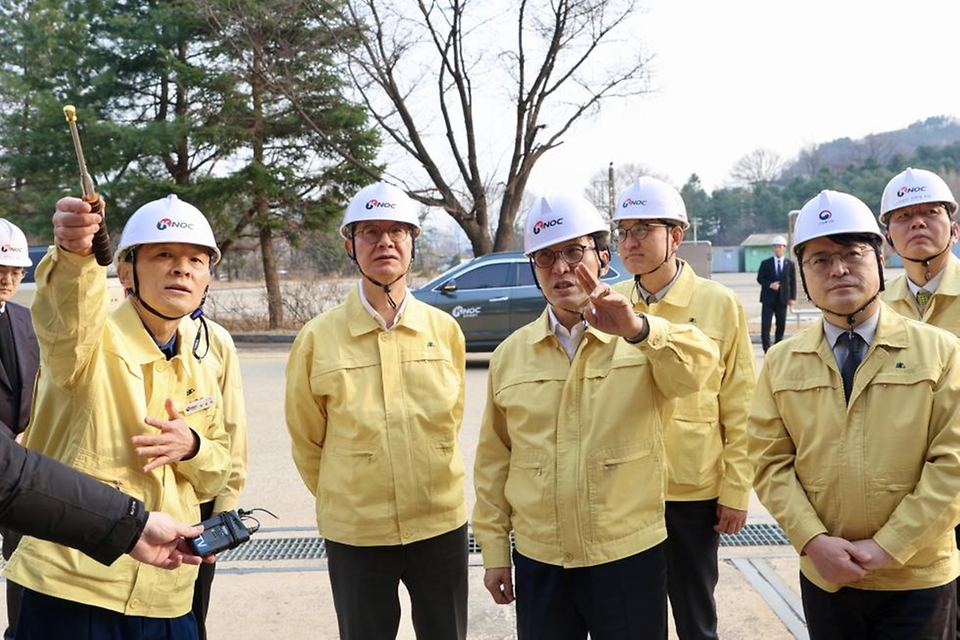 김민석 국무총리가 3월 11일 경기도 구리시 한국석유공사 구리지사 석유비축기지를 방문, 석유비축시설 현장을 시찰하고 있다.