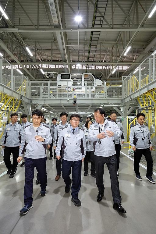 김성환 기후에너지환경부 장관이 3월 11일 경기도 화성시 소재 기아오토랜드를 방문해 전기차 생산 시설을 둘러보며 전기차 보급 가속화를 위한 지원방안을 논의하고, 한국지역난방공사 화성지사를 찾아 국내 최초 도입된 전극 보일러 시설을 살펴보며 "재생에너지 활용과 집단에너지의 탈탄소 전환을 위해 최선을 다해 줄 것"을 당부하고 있다.