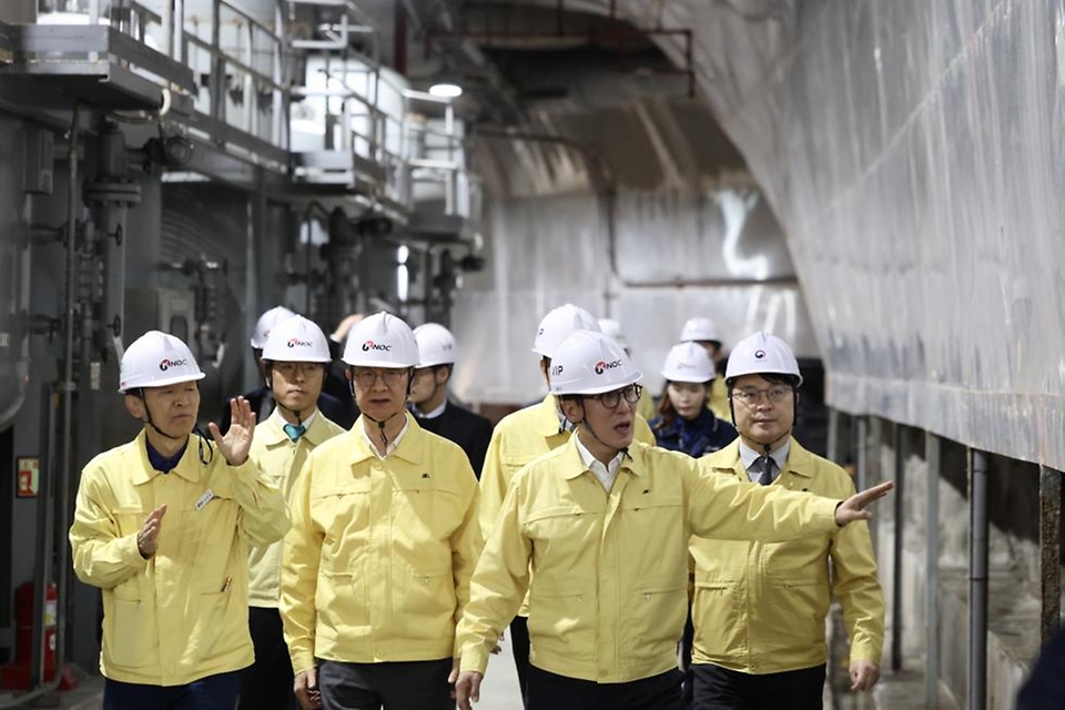 김민석 국무총리가 3월 11일 경기도 구리시 한국석유공사 구리지사 석유비축기지를 방문, 석유비축시설 현장을 시찰하고 있다.
