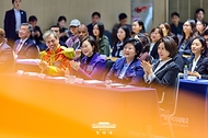 김혜경 여사가 3월 11일 서울 용산구 숙명여자대학교에서 열린 세계여성의날 기념 숙명국제포럼에서 참석자의 발표를 듣고 있다.