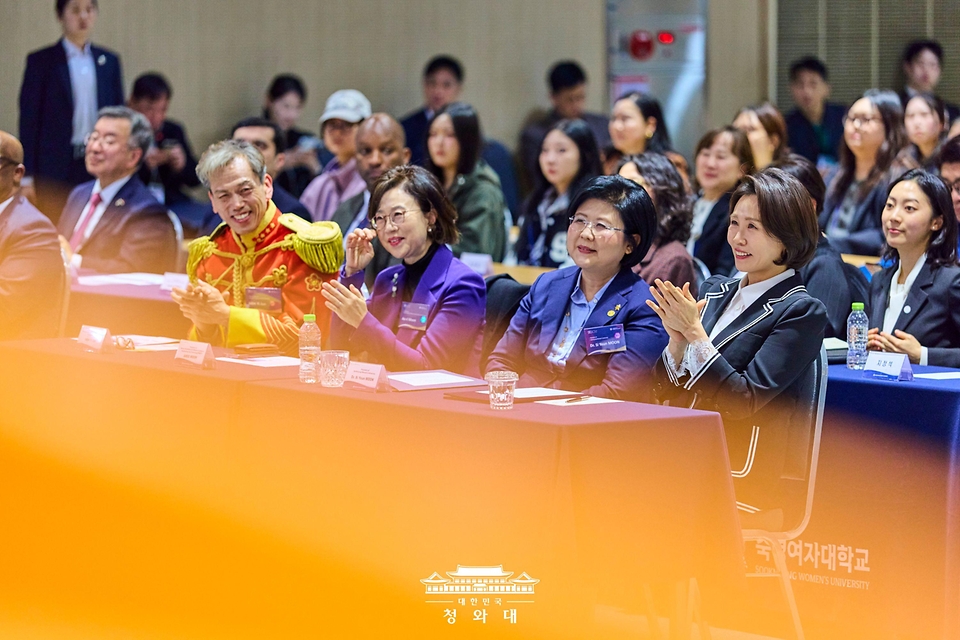 김혜경 여사가 3월 11일 서울 용산구 숙명여자대학교에서 열린 세계여성의날 기념 숙명국제포럼에서 참석자의 발표를 듣고 있다.