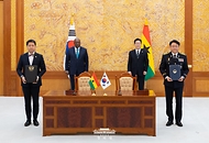 장인식 해양경찰청장 직무대행(오른쪽)과 고조 최주한 가나대사가 3월 11일 청와대에서 이재명 대통령과 존 드라마니 마하마 가나 대통령이 참석한 가운데 열린 해양안보협력 양해각서 협약식에서 기념촬영을 하고 있다.