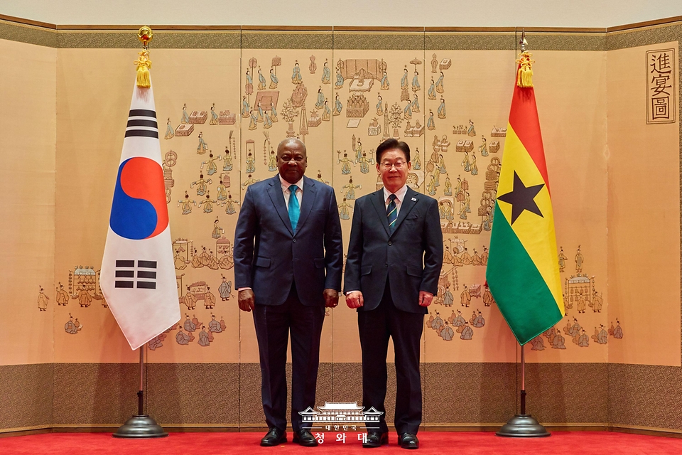 이재명 대통령이 3월 11일 청와대에서 존 드라마니 마하마 가나 대통령과 기념촬영을 하고 있다.