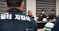 김영훈 고용노동부 장관이 3월 9일 전남 영암 대불산단 소재 조선업 사업장을 대상으로 안전수칙 준수 여부를 불시에 점검하고 있다.