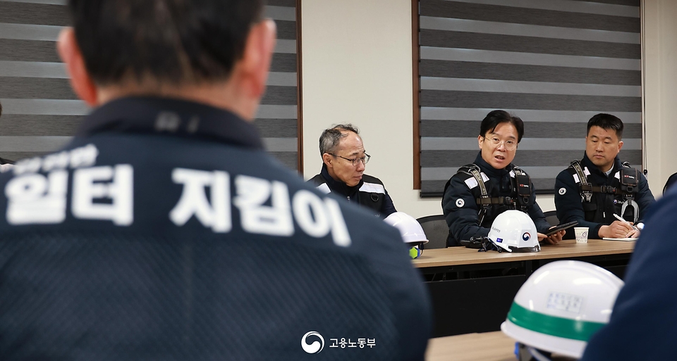김영훈 고용노동부 장관이 3월 9일 전남 영암 대불산단 소재 조선업 사업장을 대상으로 안전수칙 준수 여부를 불시에 점검하고 있다.