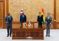 조현 외교부 장관과 사무엘 오쿠제토 아블라콰 가나 외교부 장관이 3월 11일 청와대에서 이재명 대통령과 존 드라마니 마하마 가나 대통령이 참석한 가운데 열린 기후변화협력 협약식에서 기념촬영을 하고 있다.
