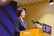 김혜경 여사가 3월 11일 서울 용산구 숙명여자대학교에서 열린 세계여성의날 기념 숙명국제포럼에서 축사하고 있다.