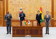 조현 외교부 장관과 사무엘 오쿠제토 아블라콰 가나 외교부 장관이 3월 11일 청와대에서 이재명 대통령과 존 드라마니 마하마 가나 대통령이 참석한 가운데 열린 기후변화협력 협약식에서 기념촬영을 하고 있다.