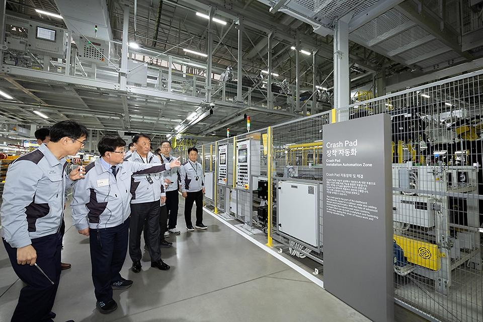 김성환 기후에너지환경부 장관이 3월 11일 경기도 화성시 소재 기아오토랜드를 방문해 전기차 생산 시설을 둘러보며 전기차 보급 가속화를 위한 지원방안을 논의하고, 한국지역난방공사 화성지사를 찾아 국내 최초 도입된 전극 보일러 시설을 살펴보며 "재생에너지 활용과 집단에너지의 탈탄소 전환을 위해 최선을 다해 줄 것"을 당부하고 있다.