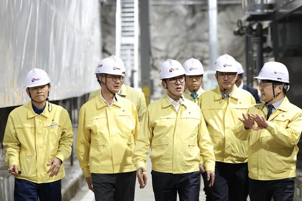 김민석 국무총리가 3월 11일 경기도 구리시 한국석유공사 구리지사 석유비축기지를 방문, 석유비축시설 현장을 시찰하고 있다.