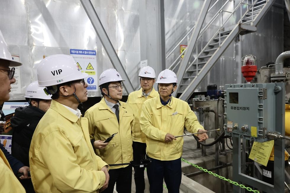 김민석 국무총리가 3월 11일 경기도 구리시 한국석유공사 구리지사 석유비축기지를 방문, 석유비축시설 현장을 시찰하고 있다.