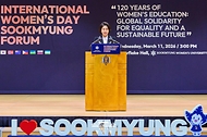김혜경 여사가 3월 11일 서울 용산구 숙명여자대학교에서 열린 세계여성의날 기념 숙명국제포럼에서 축사하고 있다.