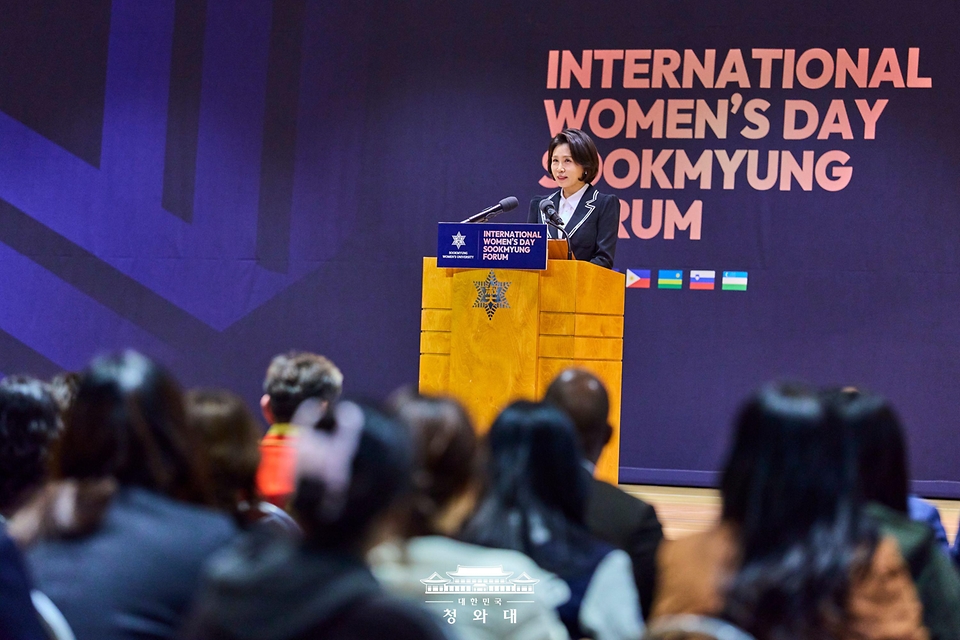 김혜경 여사가 3월 11일 서울 용산구 숙명여자대학교에서 열린 세계여성의날 기념 숙명국제포럼에서 축사하고 있다.