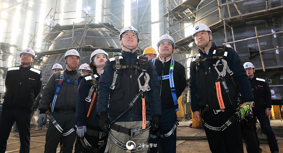 김영훈 고용노동부 장관이 3월 9일 전남 영암 대불산단 소재 조선업 사업장을 대상으로 안전수칙 준수 여부를 불시에 점검하고 있다.