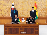 장인식 해양경찰청장 직무대행(오른쪽)과 고조 최주한 가나대사가 3월 11일 청와대에서 이재명 대통령과 존 드라마니 마하마 가나 대통령이 참석한 가운데 열린 해양안보협력 양해각서 협약식에서 서명을 하고 있다.