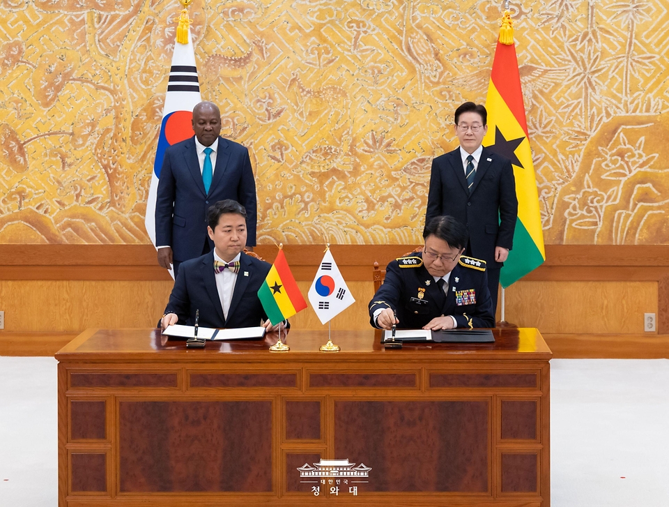 장인식 해양경찰청장 직무대행(오른쪽)과 고조 최주한 가나대사가 3월 11일 청와대에서 이재명 대통령과 존 드라마니 마하마 가나 대통령이 참석한 가운데 열린 해양안보협력 양해각서 협약식에서 서명을 하고 있다.