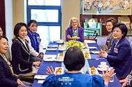 김혜경 여사가 3월 11일 서울 용산구 숙명여자대학교에서 열린 세계여성의날 기념 숙명국제포럼 사전에 참석자들과 대화를 나누고 있다.