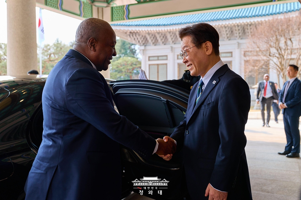 이재명 대통령이 3월 11일 청와대에서 존 마하마 가나 대통령을 영접하고 있다.