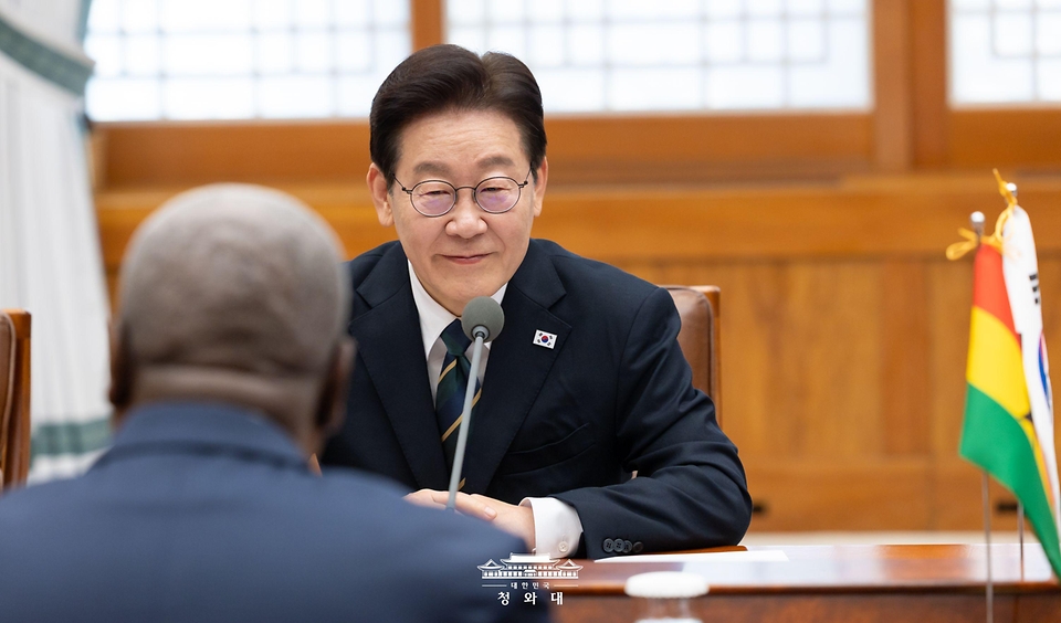 이재명 대통령과 존 드라마니 마하마 가나 대통령이 3월 11일 청와대에서 정상회담을 하고 있다.