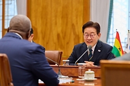 이재명 대통령이 3월 11일 청와대에서 열린 존 드라마니 마하마 가나 대통령과의 정상회담에서 발언하고 있다. 