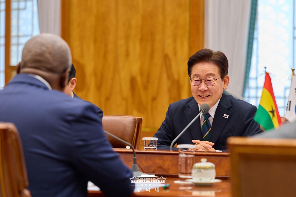 이재명 대통령이 3월 11일 청와대에서 열린 존 드라마니 마하마 가나 대통령과의 정상회담에서 발언하고 있다. 