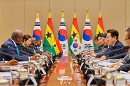 이재명 대통령과 존 드라마니 마하마 가나 대통령이 3월 11일 청와대에서 정상회담을 하고 있다.