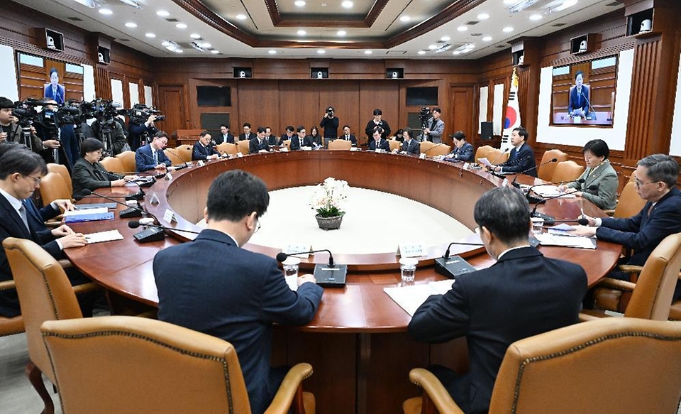 구윤철 부총리 겸 재정경제부 장관이 3월 12일 서울 종로구 정부서울청사에서 열린 '민생물가 특별관리 관계장관 TF'를 주재, 모두발언을 하고 있다.