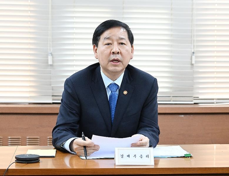 구윤철 부총리 겸 재정경제부 장관이 3월 12일 서울 종로구 정부서울청사에서 열린 '중동상황 관련 민관 합동 비상경제 대응회의'를 주재하고 있다.