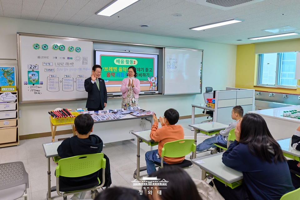 이재명 대통령이 3월 13일 충북 청주 유·초등 지적장애 공립 특수학교인 이은학교에서 학생들과 인사하고 있다.