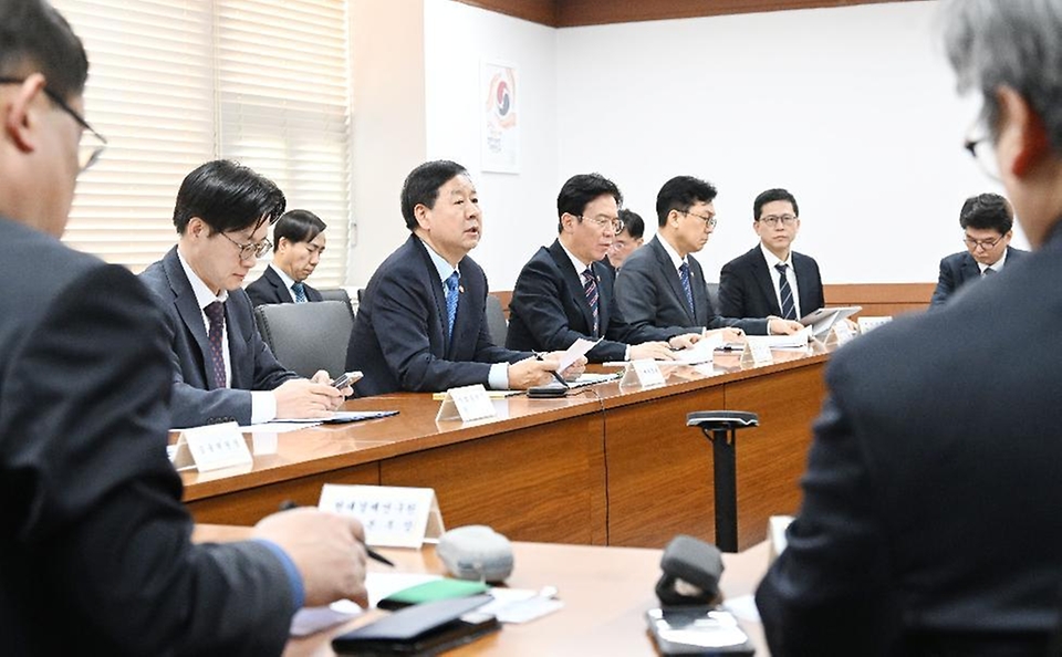 구윤철 부총리 겸 재정경제부 장관이 3월 12일 서울 종로구 정부서울청사에서 열린 '중동상황 관련 민관 합동 비상경제 대응회의'를 주재하고 있다.