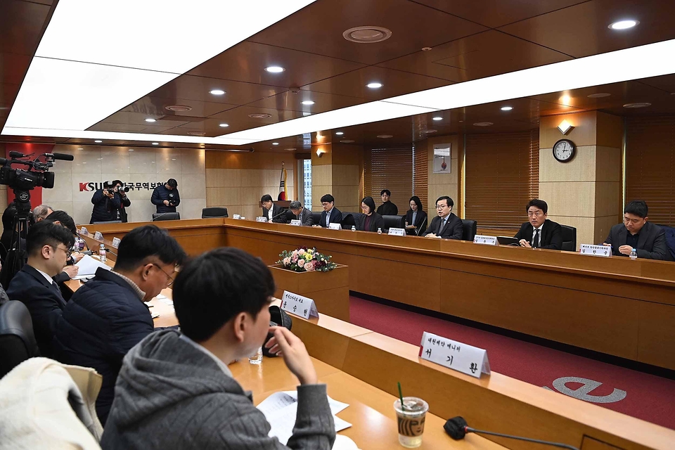 여한구 산업통상부 통상교섭본부장이 3월 11일 서울 종로구 한국무역보험공사 중회의실에서 코트라, 한국무역협회 등 관련 지원기관과 중동정세, 에너지, 공급망, 물류 등 분야별 전문가 및 중동 수출 애로 중소·중견 기업 대표 등 관계자가 참석한 가운데 열린 '중동 수출기업 지원 간담회'를 주재하고 있다.