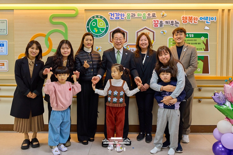 이재명 대통령이 3월 13일 충북 청주 유·초등 지적장애 공립 특수학교인 이은학교 방문 후 기념 촬영하고 있다.