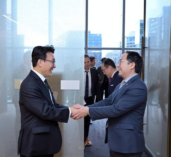 미국을 방문 중인 김민석 국무총리가 3월 12일(현지 시간) 미국 워싱턴DC 백악관에서 앤디 김(Andy Kim) 상원의원과 면담을 하고 있다.