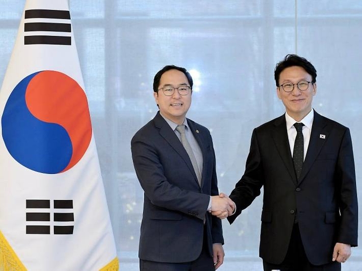 미국을 방문 중인 김민석 국무총리가 3월 12일(현지 시간) 미국 워싱턴DC 백악관에서 앤디 김(Andy Kim) 상원의원과 면담을 하고 있다.