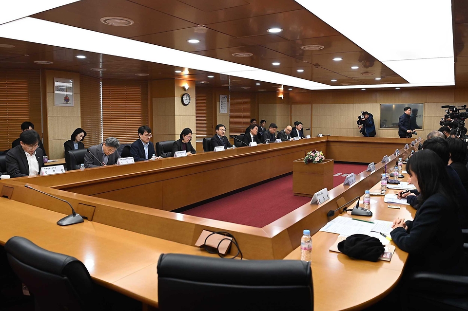 여한구 산업통상부 통상교섭본부장이 3월 11일 서울 종로구 한국무역보험공사 중회의실에서 코트라, 한국무역협회 등 관련 지원기관과 중동정세, 에너지, 공급망, 물류 등 분야별 전문가 및 중동 수출 애로 중소·중견 기업 대표 등 관계자가 참석한 가운데 열린 '중동 수출기업 지원 간담회'를 주재하고 있다.