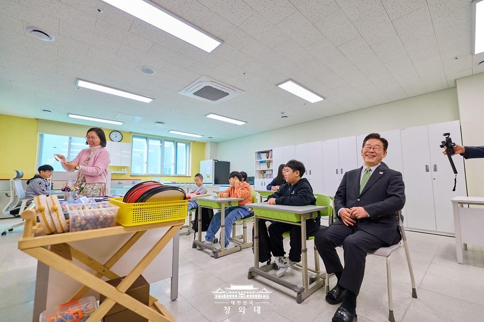 이재명 대통령이 3월 13일 충북 청주 유·초등 지적장애 공립 특수학교인 이은학교에서 학생들과 함께 수업에 참여하고 있다.
