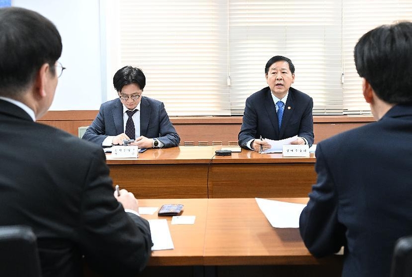 구윤철 부총리 겸 재정경제부 장관이 3월 12일 서울 종로구 정부서울청사에서 열린 '중동상황 관련 민관 합동 비상경제 대응회의'를 주재하고 있다.