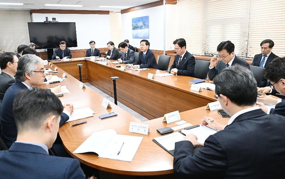 구윤철 부총리 겸 재정경제부 장관이 3월 12일 서울 종로구 정부서울청사에서 열린 '중동상황 관련 민관 합동 비상경제 대응회의'를 주재하고 있다.